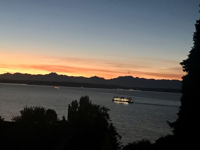 Building Photo - Stunning Sound & Olympic Mountain View Home in North Admiral