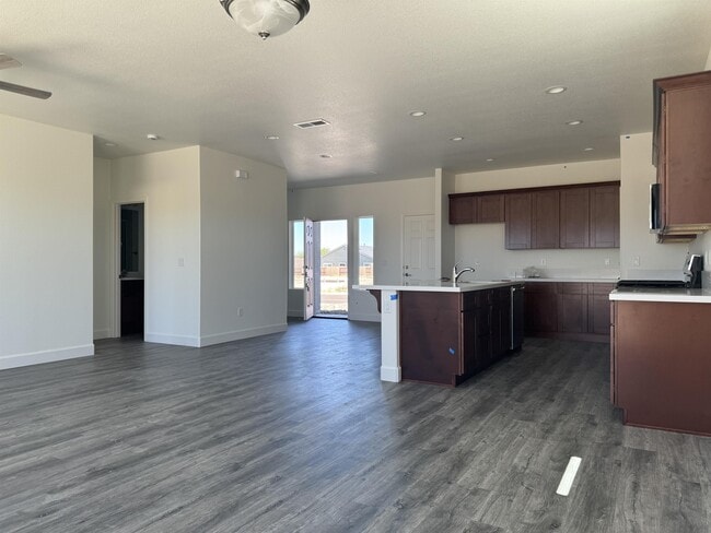 Building Photo - 900 Agate Way