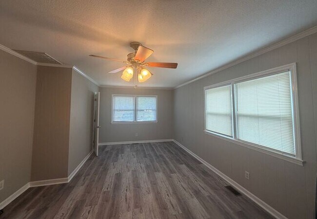Building Photo - Central Wilmington, popular school districts,2 car garage/RV/Boat parking 3/4 bedroom/fenched/Liv...