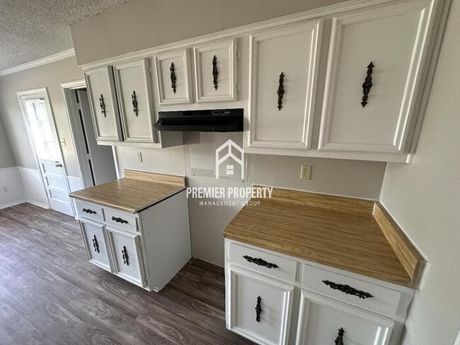 Building Photo - 6016 Rosewind Cir W