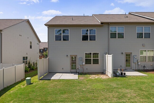 Building Photo - Beautiful 3 bed, 2.5 bath townhome in The ...
