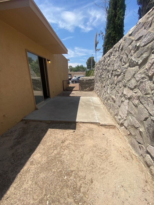 Building Photo - Adorable Home Centrally located in Loma He...