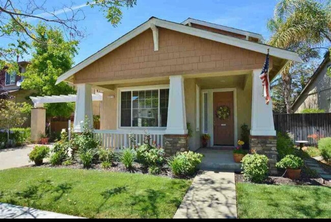 Building Photo - 541 Jacaranda St