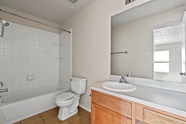 Building Photo - 1810 Emerald Pathway Dr