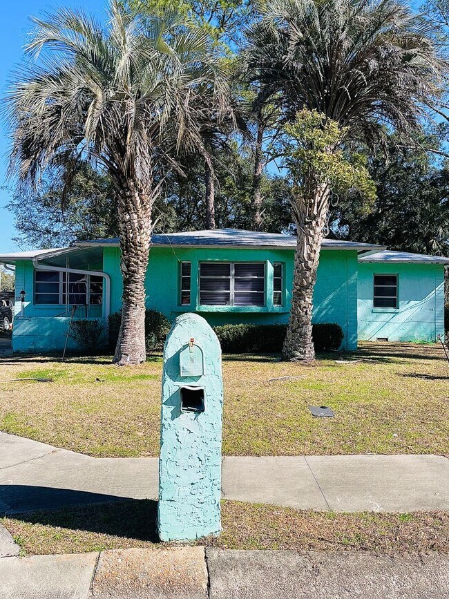 Building Photo - 3 Bed/2 Bath with one car garage home located in Jake Gaither Neighborhood!