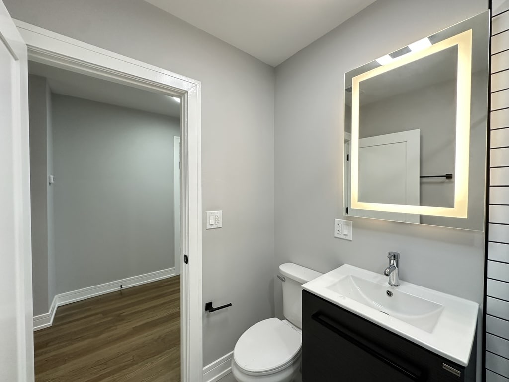 Building Photo - 3840 N Wilton Ave