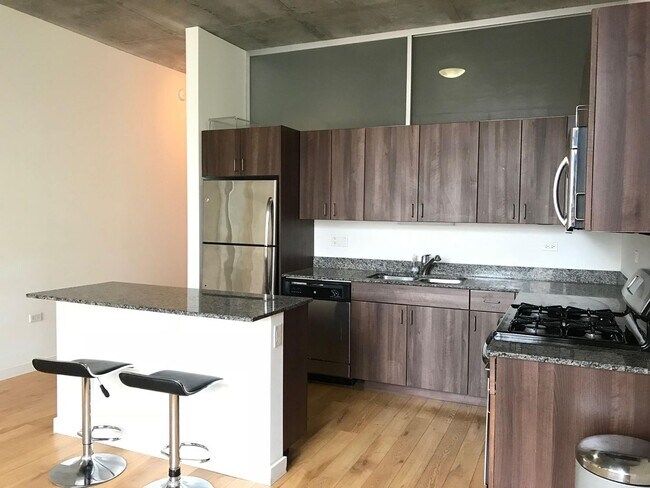 Building Photo - High floor 2b2b unit right by Westloop
