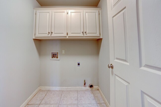 Building Photo - South Tulsa Gem! Large 3/2 Rental Home