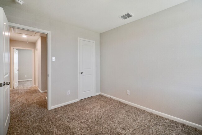 Building Photo - Move-In Ready Home with Spacious Layout and Great Location!