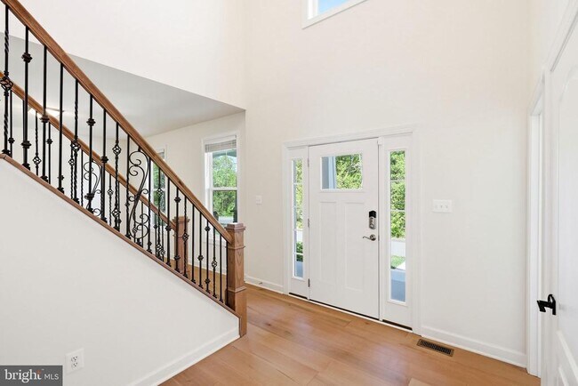 Building Photo - 301 Kingdom Dr