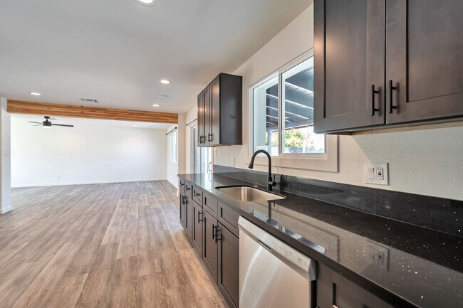 Building Photo - Huge 2 Story Home in Prime ASU neighborhood