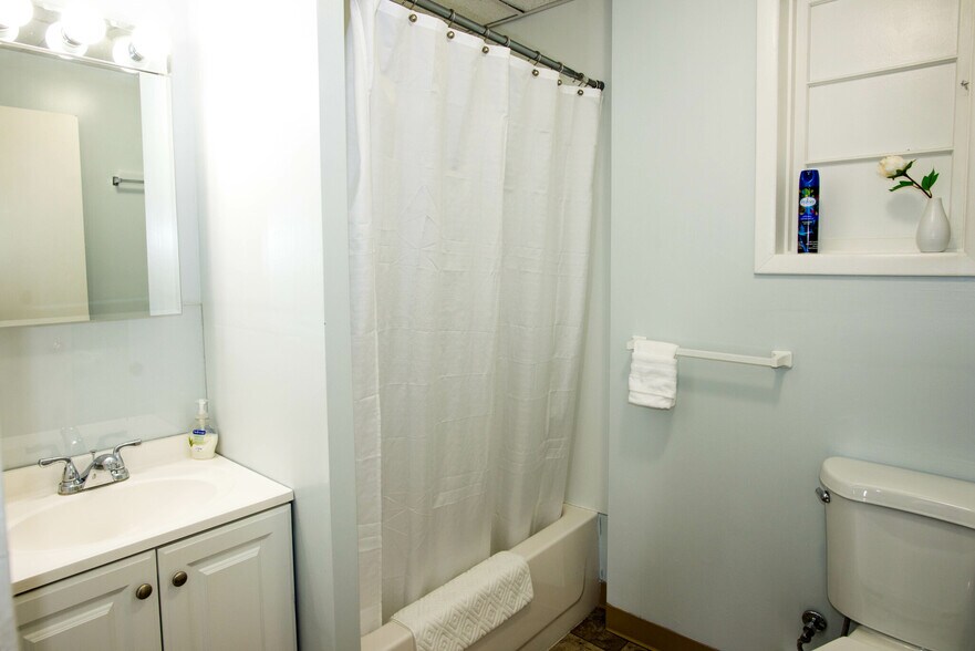 Building Photo - 42 Everett St