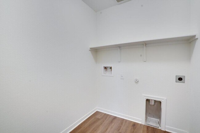 Building Photo - 403 Pentire Way