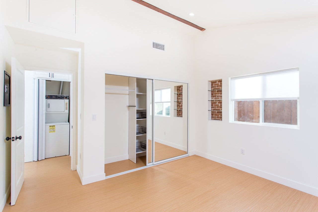 Building Photo - 5401 W 83rd St