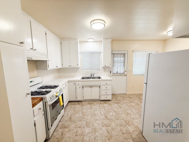 Building Photo - Homes Management - 2 Bed, 1.5 Bath Duplex ...