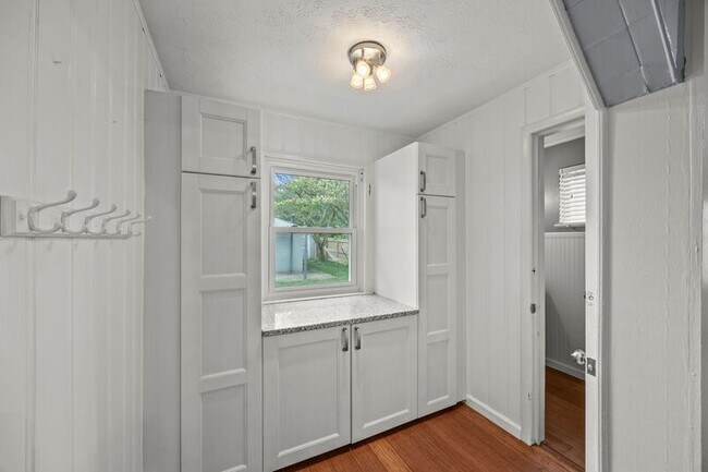Building Photo - 1549 Meadow Rd