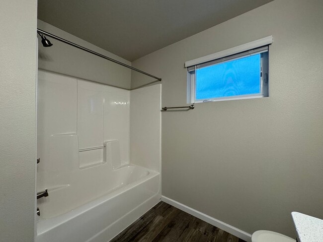 Building Photo - Townhome 2 Blocks from Legacy High School!