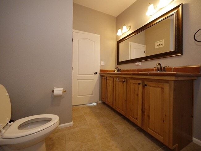 Building Photo - 916 Simpson Rd