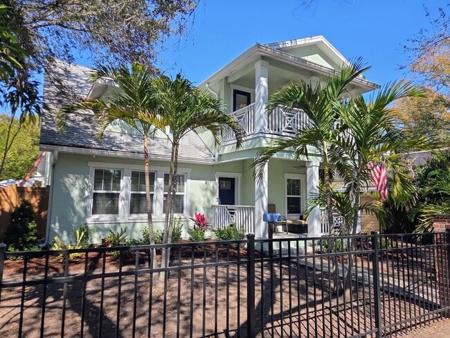 Building Photo - 857 10th Ave S