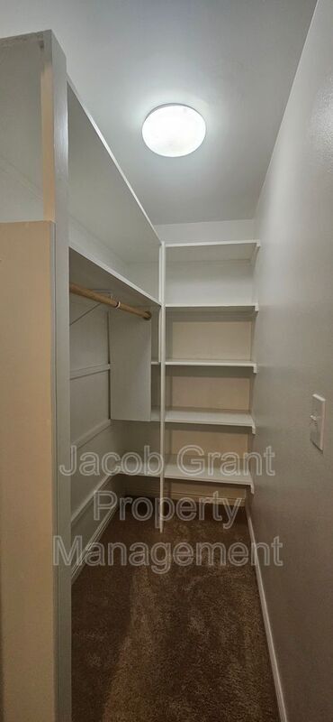 Building Photo - 3030 Devonwood Dr