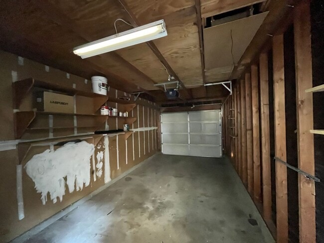 Building Photo - King Courts Condo! Backs to the Park! Bloc...