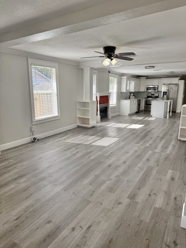 Building Photo - 5904 N Eustace Ave