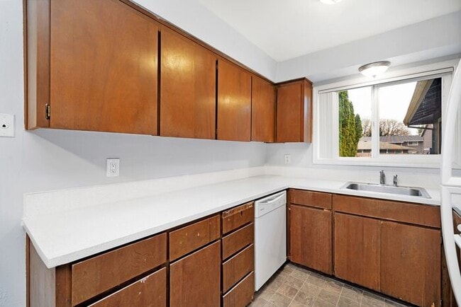 Building Photo - Recently upgraded 3 Bedroom! Washer/Dryer in unit!, Great Location! $500.00 Deposit OAC*!!