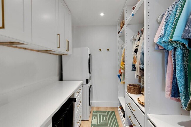 Building Photo - 4360 Chatham Dr