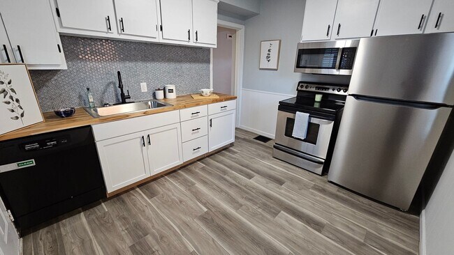 Building Photo - Remodeled Clintonville Cape Cod w/Private Yard & Garage!