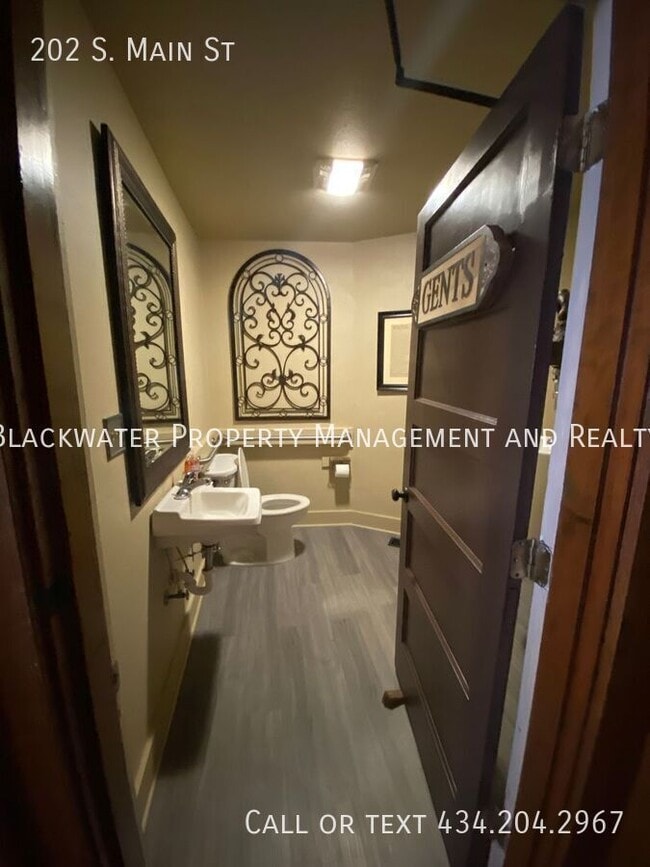 Building Photo - 202 S Main St