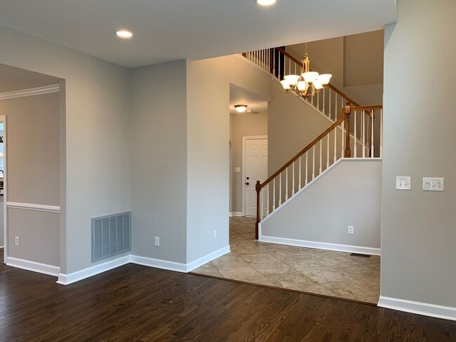 Building Photo - 5 Bed | 3.5 Bath House with Finished Basem...