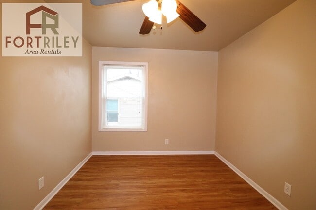 Building Photo - Spacious rental home!