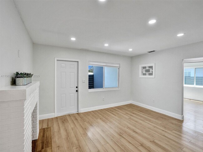 Building Photo - 1713 NE 15th Ave