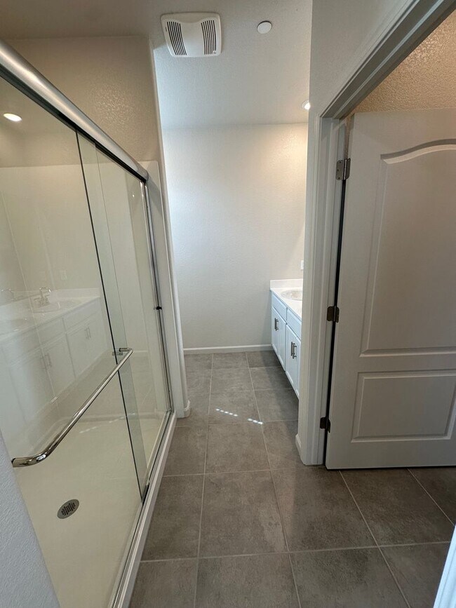 Building Photo - Gorgeous Brand New 3 Bedroom 2.5 Bath Home