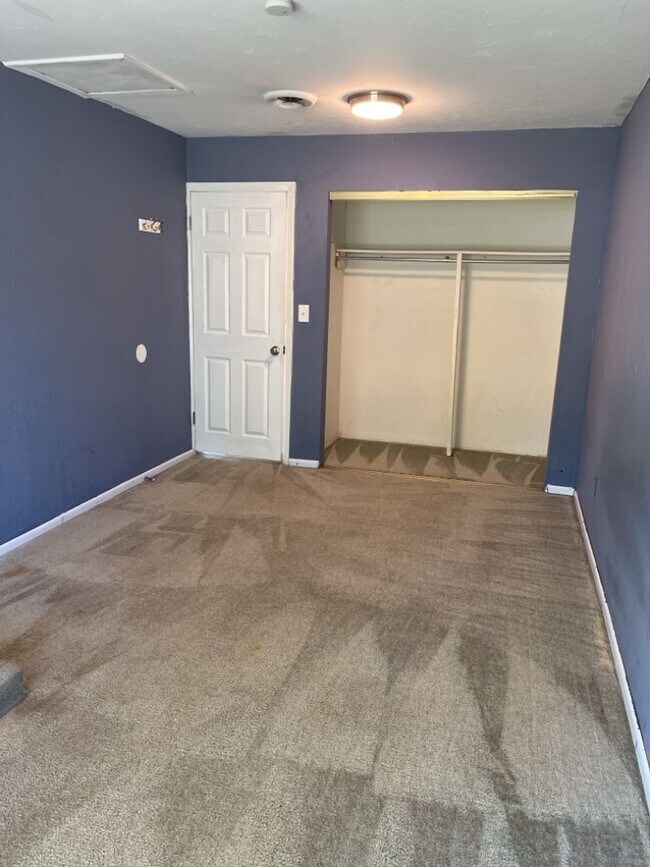 Building Photo - STUDENTS WELCOME! Spacious Ranch Home Across from City Park!