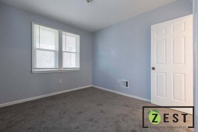 Building Photo - 4-BEDROOM 2-FULL BATHROOMS