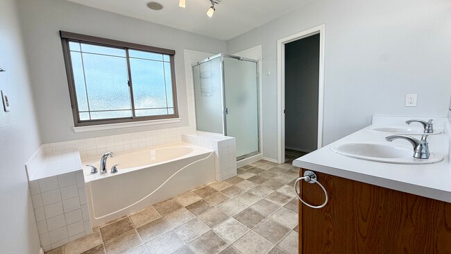 Building Photo - GOURMET KITCHEN-D20-6 BEDROOMS