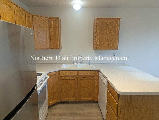 Building Photo - 3 Bed 2.5 Bath HVAC