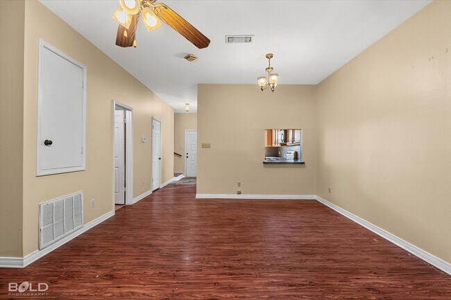 Building Photo - 2 Bedroom 2.5 Bath 2 Car Carport - town house