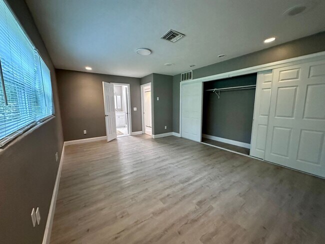 Building Photo - 5400 Lake Jessamine Dr