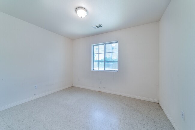 Building Photo - 730 Pine Ave