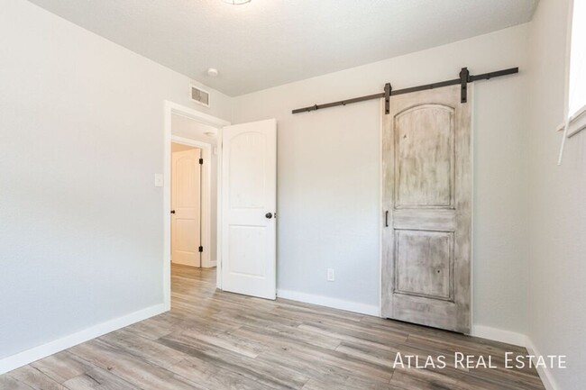 Building Photo - Charming 3-Bedroom Rental with Spacious Ba...