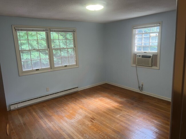 Building Photo - Spacious 2 Bedroom Minutes From UNC Campus