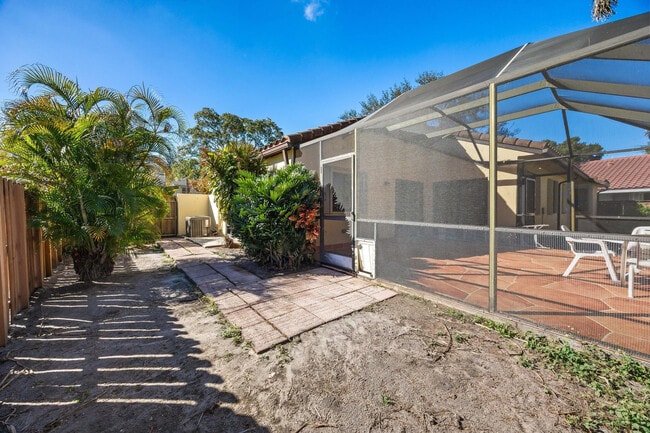 Building Photo - 2925 Azalea Dr