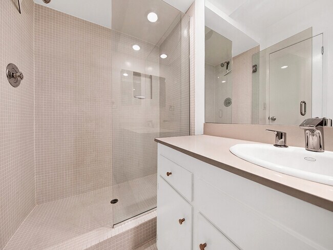 Building Photo - 7767 Hollywood Blvd