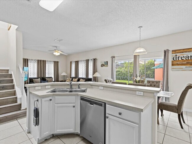 Building Photo - 113 Pompano Beach Dr