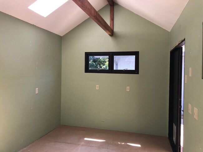 Building Photo - 2-bedroom 2-bathroom duplex with 2 garages in Eugene!