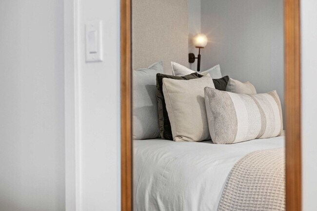 Building Photo - 1049 Seventh Avenue-SI FL7-ID1228264P