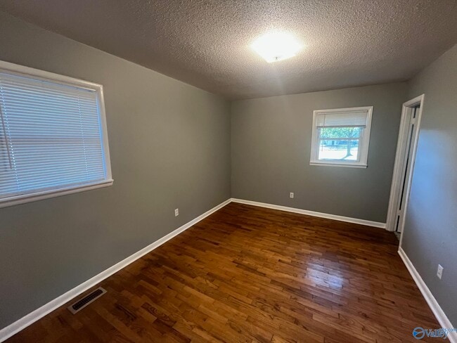 Building Photo - 212 Cherry St NW