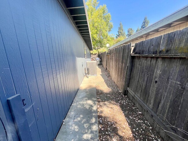 Building Photo - Charming 2-bedroom, 1-bath duplex with a yard